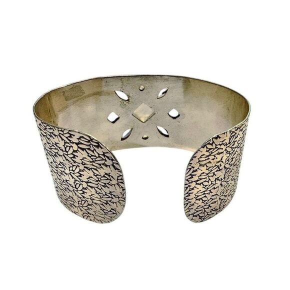 🌙 Rainbow Moonstone Flower Cuff Bracelet - Leaf Textured Silver - Picture 3 of 6